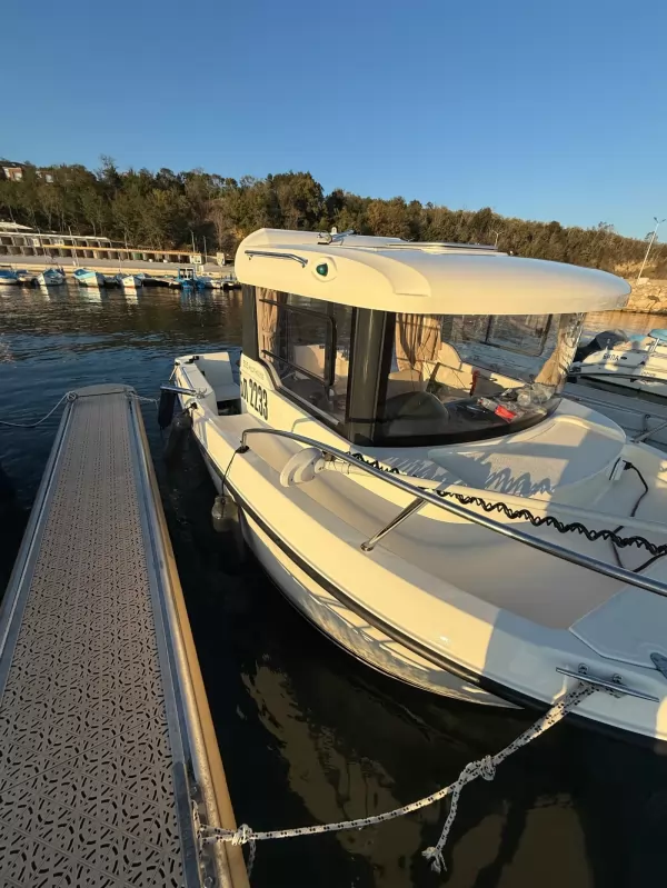Quicksilver Pilot House 555