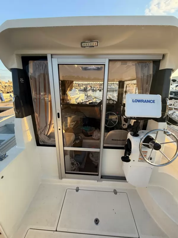 Quicksilver Pilot House 555