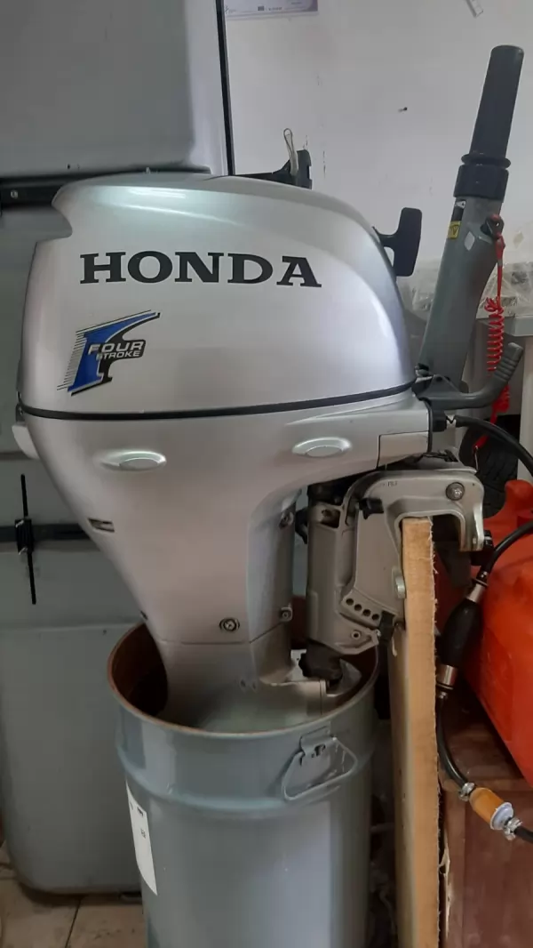 Извънбордов двигател Honda 8 к.с. 4 тактовн Обслужен