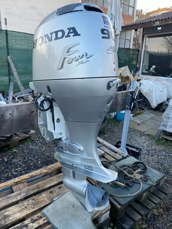 Извънбордов двигател Honda BF90