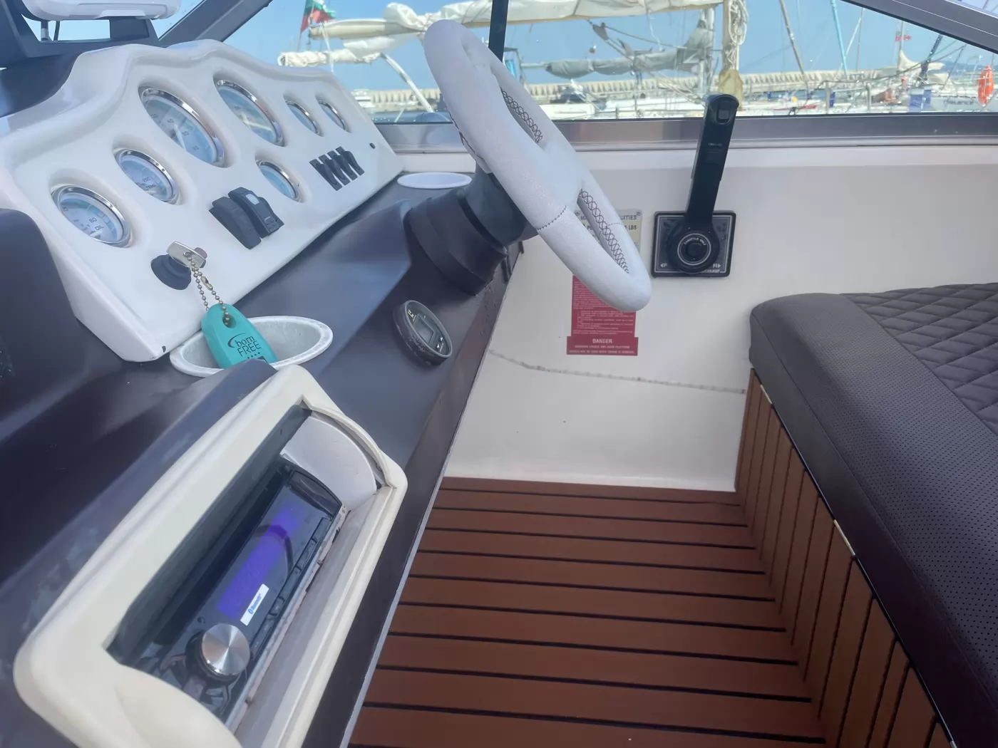 Продава се Sea Ray 230 DA Sundancer
