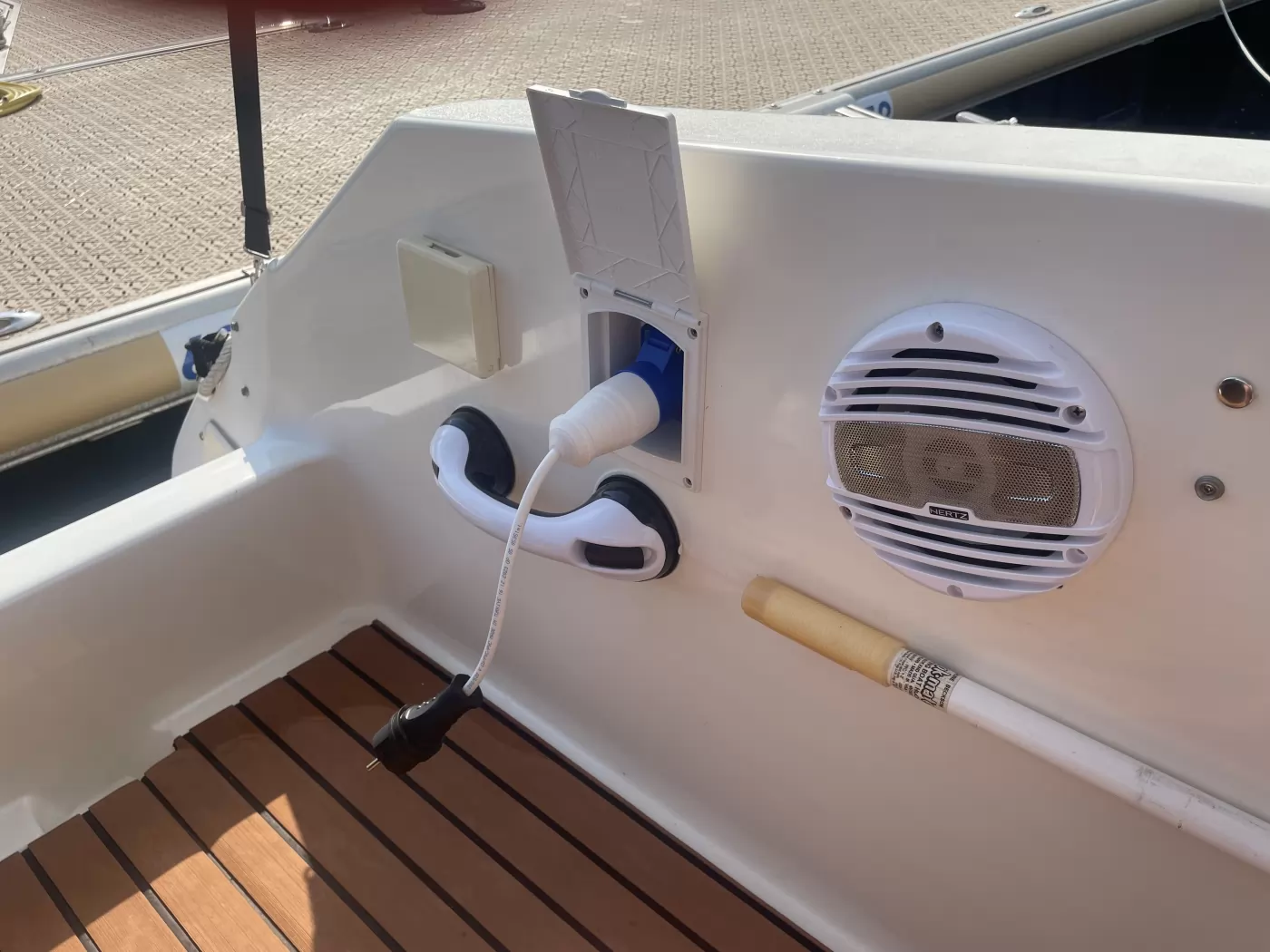 Продава се Sea Ray 230 DA Sundancer