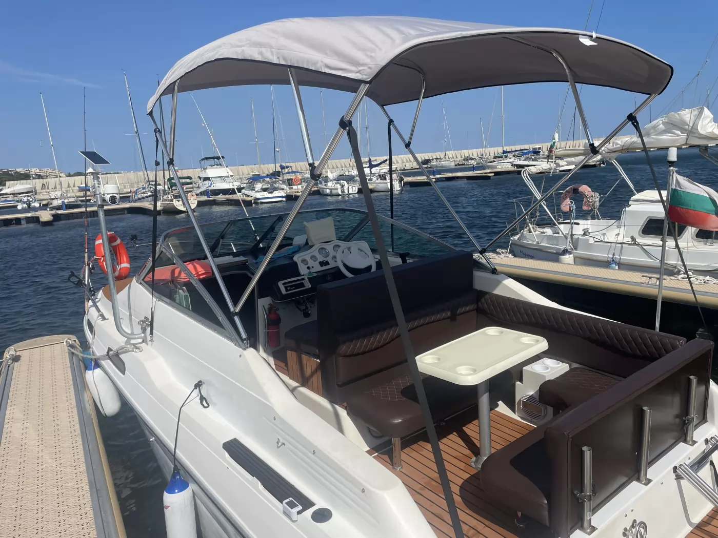 Продава се Sea Ray 230 DA Sundancer