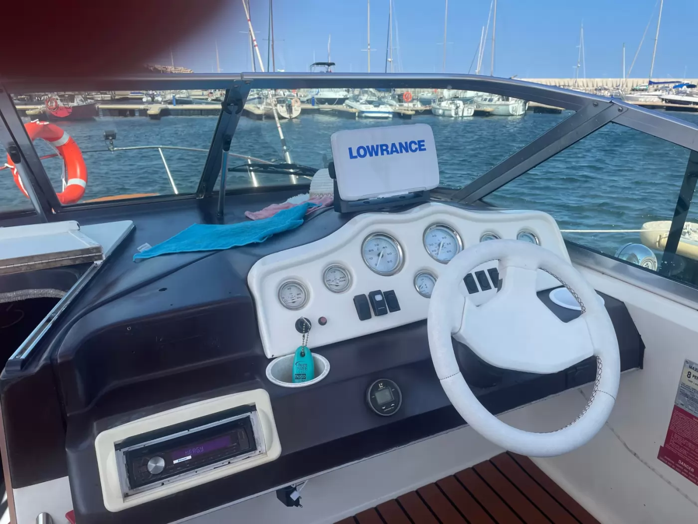 Продава се Sea Ray 230 DA Sundancer