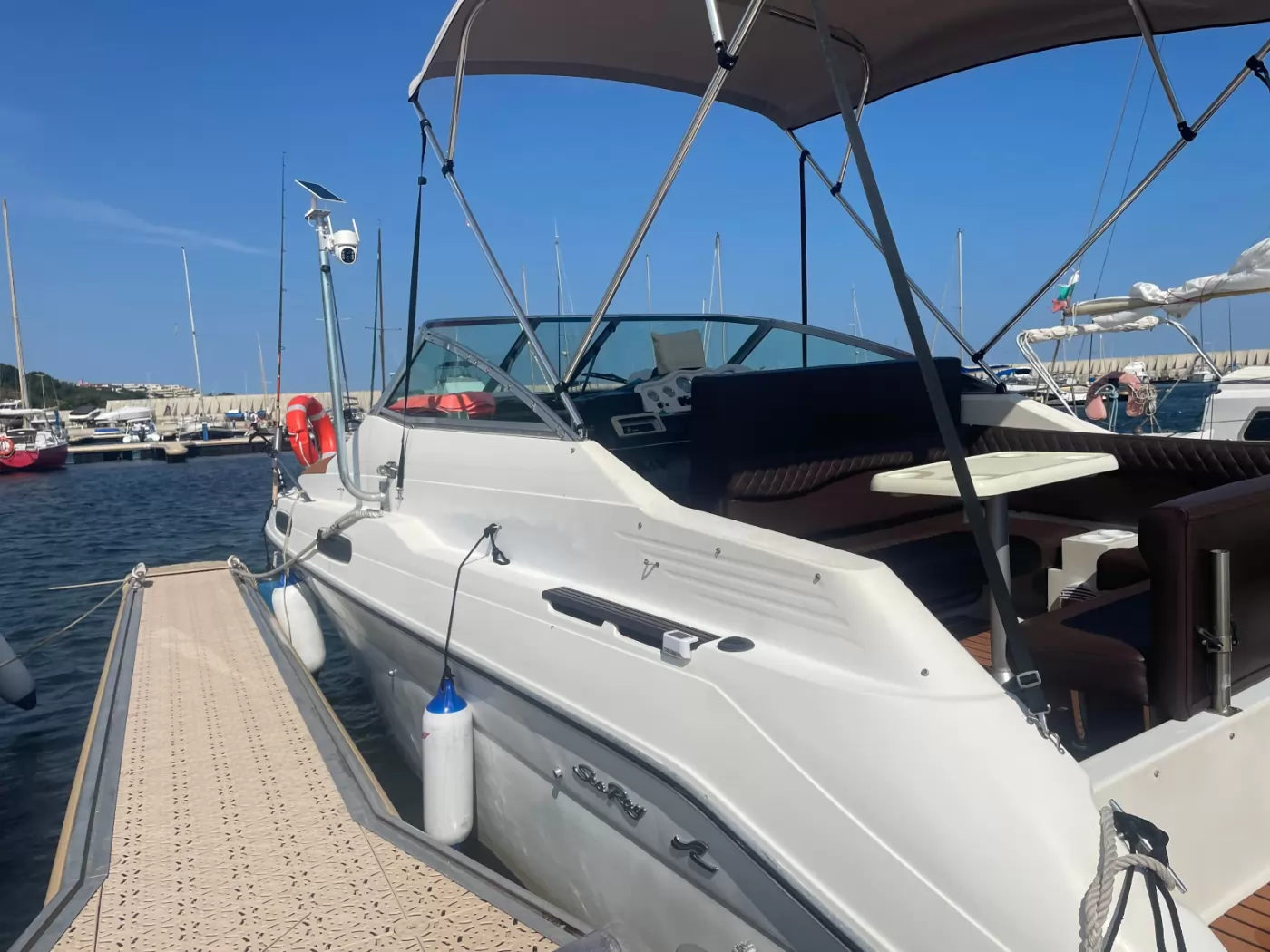 Продава се Sea Ray 230 DA Sundancer