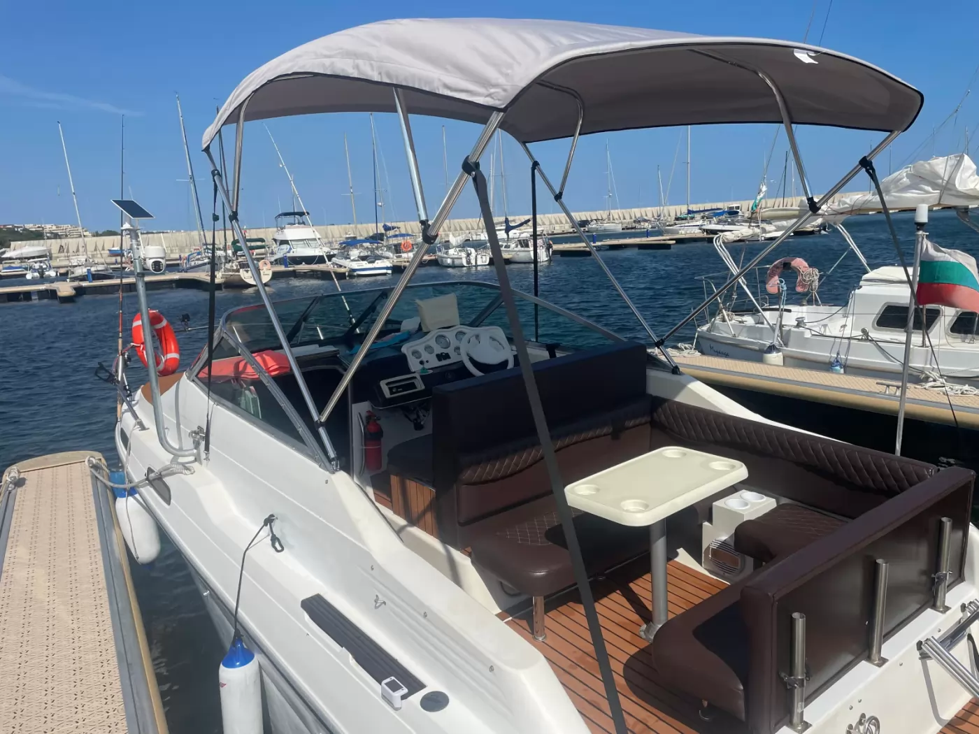 Продава се Sea Ray 230 DA Sundancer