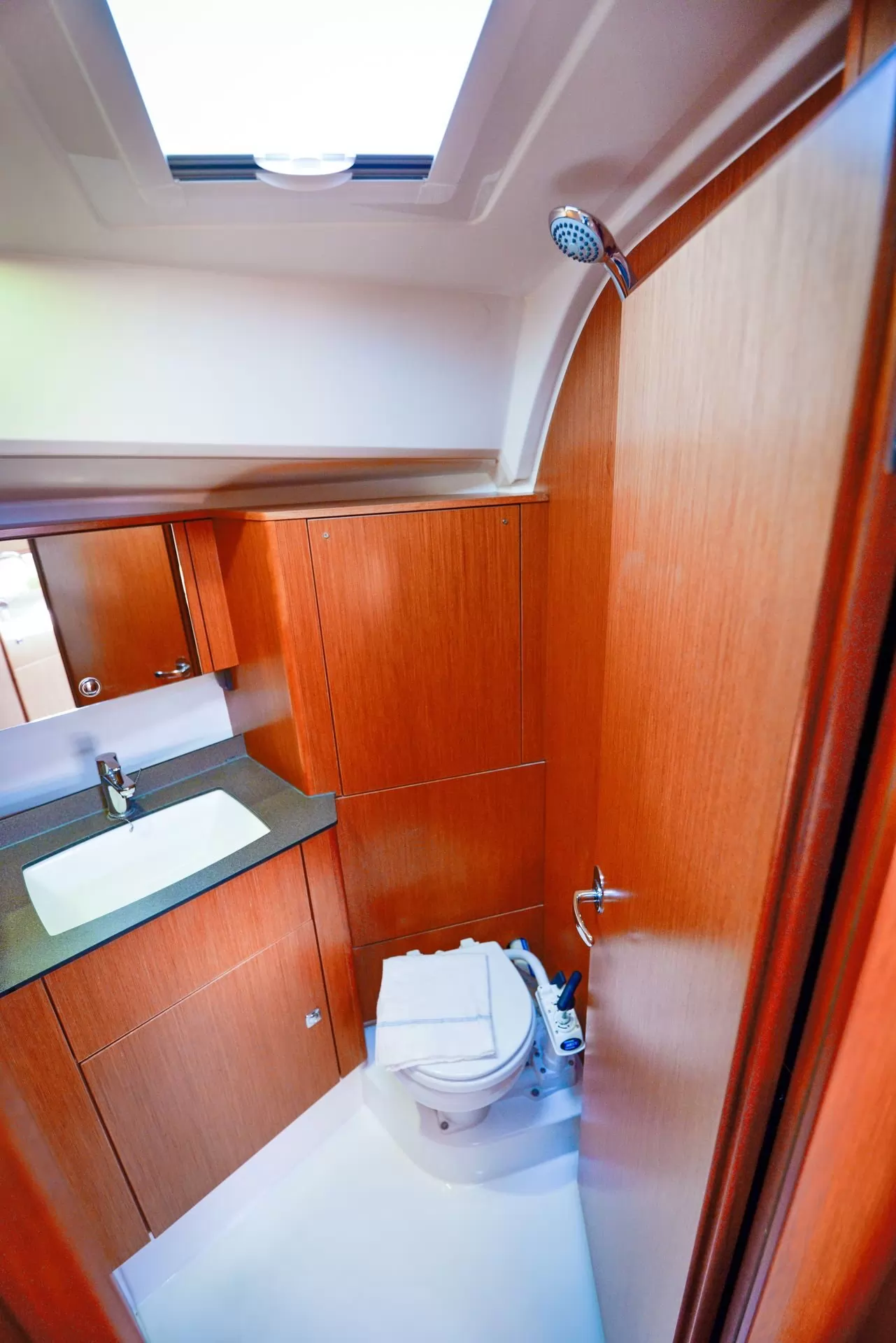 Продава се Bavaria Cruiser 41S