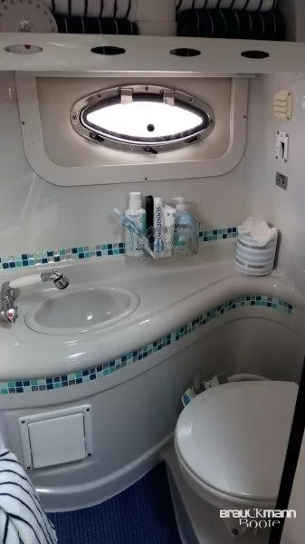 Продава се CROWNLINE 250 CR – V8 MerCruiser 300 PS, trailer & refit 2023–2026