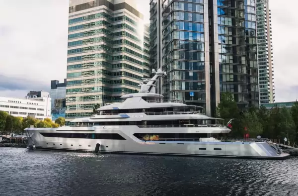 80-метрова Експлорър Яхта Valor на Feadship с Нулеви Емисии Акостира в Лондон